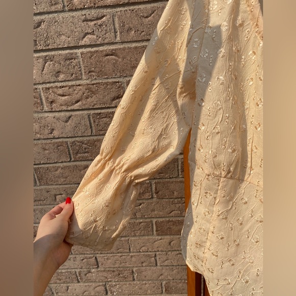 vintage buttercup yellow blouse with embroidered flowers - Picture 3 of 6